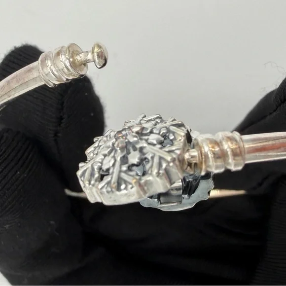 Pandora Sparkling Snowflake Clasp Bangle - Picture 4 of 5